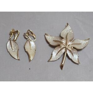 Vintage Maple Leaf Brooch and Earrings Set Gold Tone Fall Theme